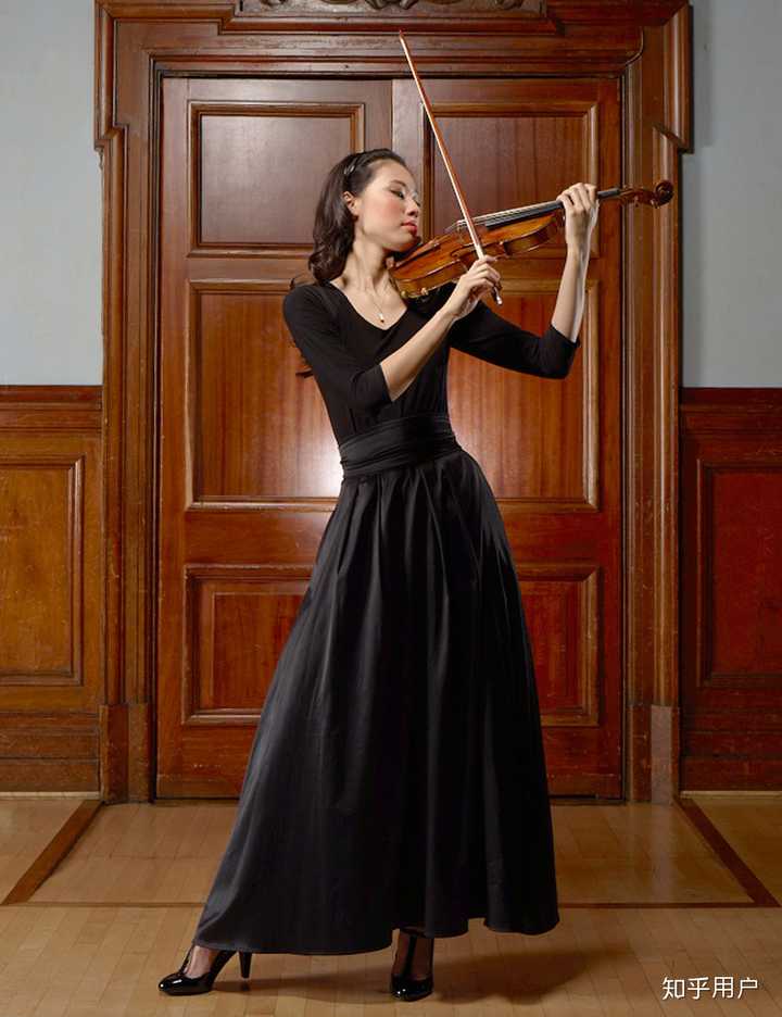 高中生在小提琴表演的时候应该穿什么衣服?