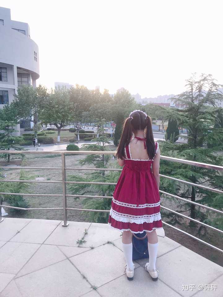jk制服,还穿lolita,一样在校园里遛达～(~▽~～)~经常能听见小姐姐说