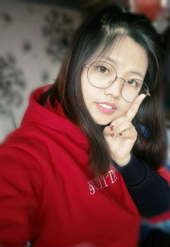 戴眼镜的女孩怎样自拍好看?