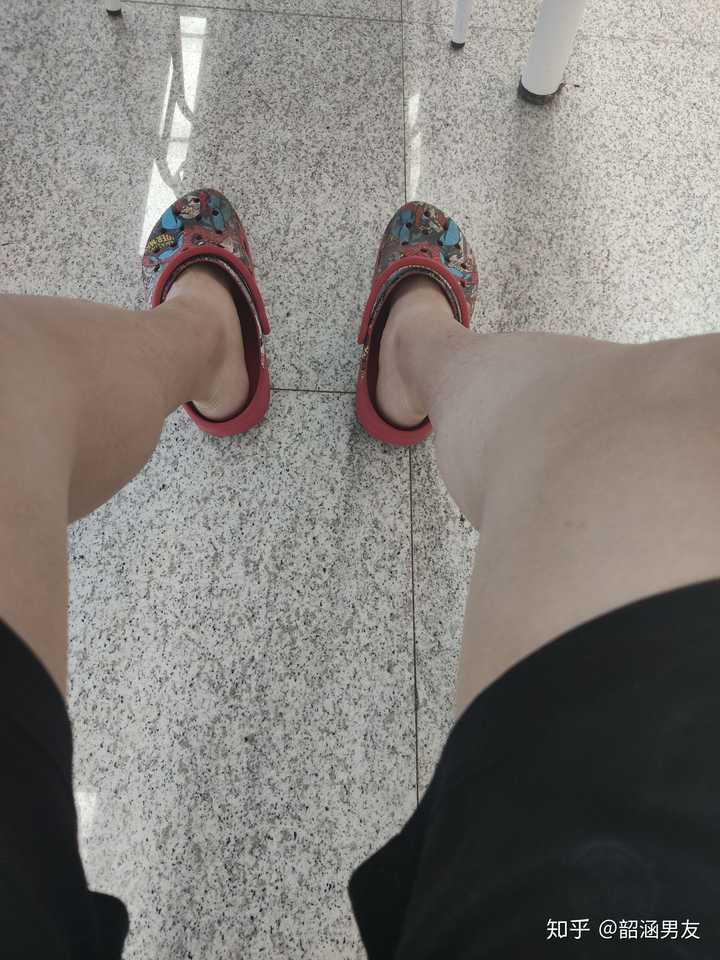 女生会不会在意男朋友穿拖鞋去食堂吃饭.