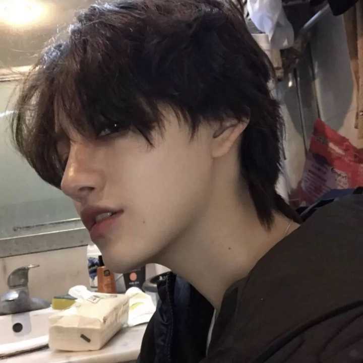 有哪些笑的很好看的男生图片可以当头像?