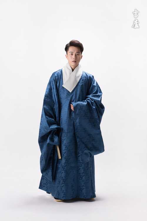 图2,吉庐的道袍,参考文物做的大放量传统版型.
