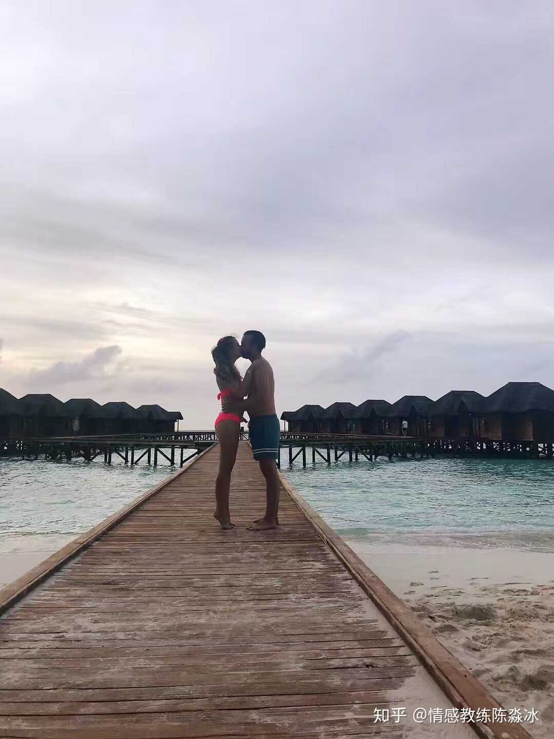马尔代夫某小岛的沙滩上,偶遇一对情侣要求合照.