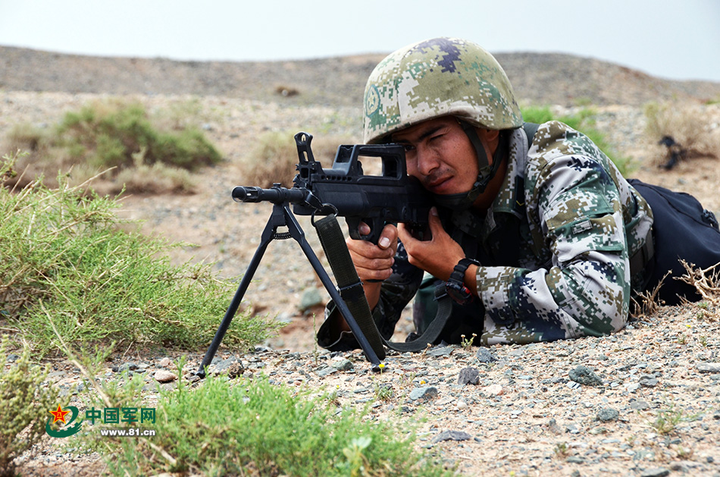 我军的大口径机枪是营属机枪连的武器,战时加强给主攻方向的连队压制