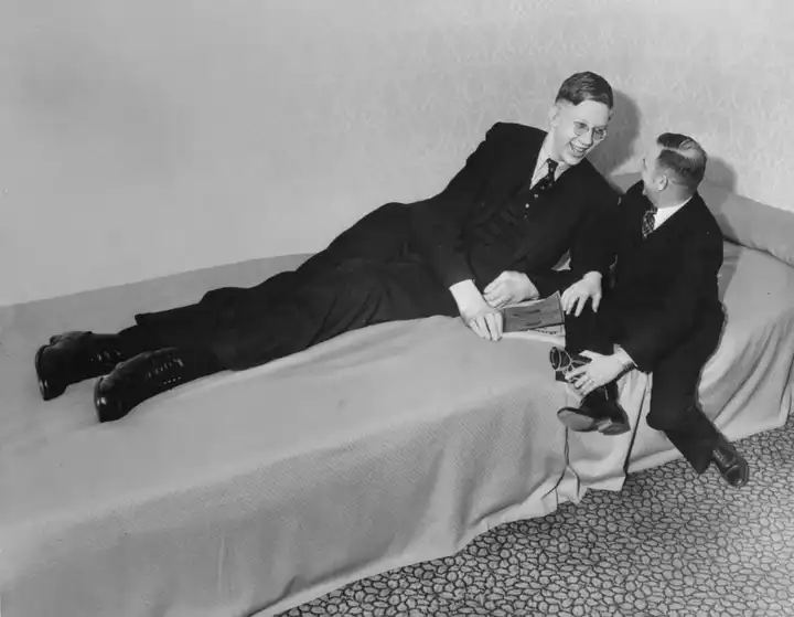 根据吉尼斯纪录显示, 罗伯特·瓦德罗(robert pershing wadlow)正是