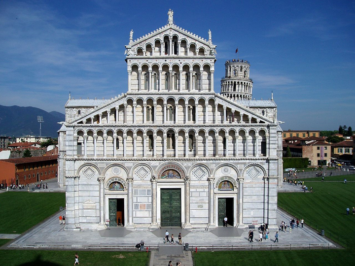 举例说明罗马式建筑和哥特式建筑的区别