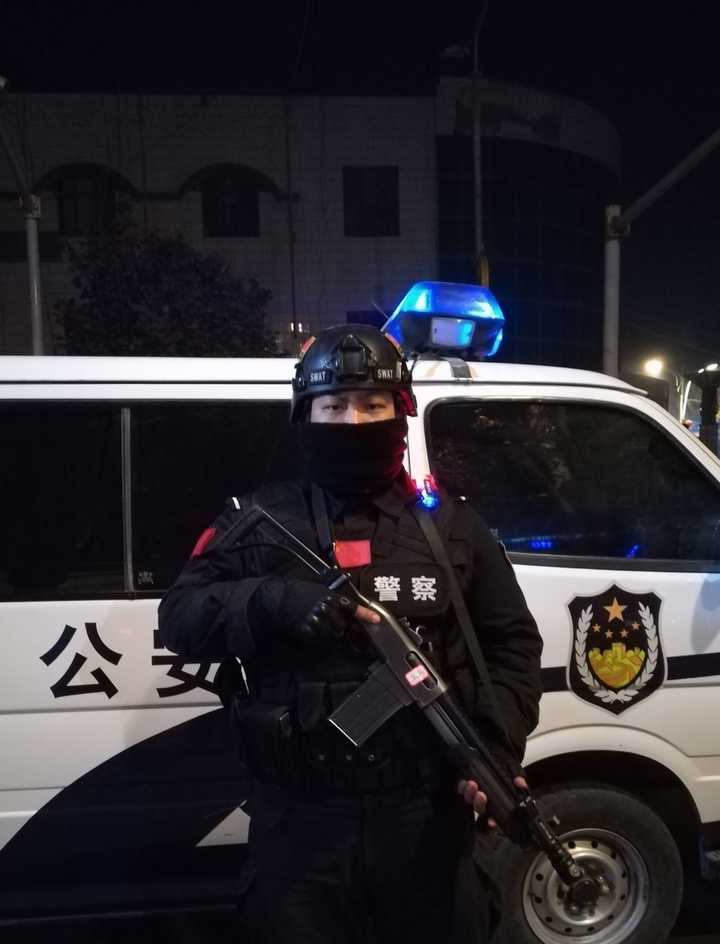 中国警察执勤可以拿枪吗?