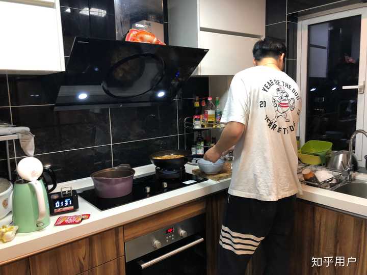 并且爱上洗碗 但是会无限发胖,烦恼>   男朋友193,每次看到做饭的背影