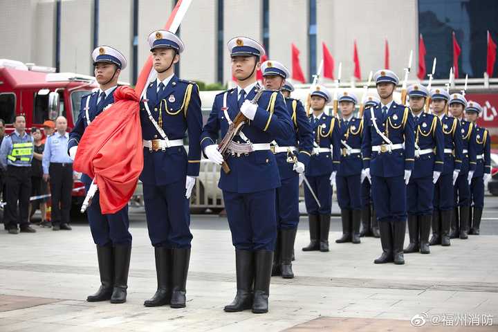 消防员的火焰蓝制服真的丑吗?