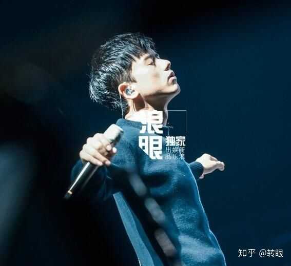 杰哥(张杰)随身带的蓝色话筒和今年鸟巢演唱会上的红色话筒的有什么