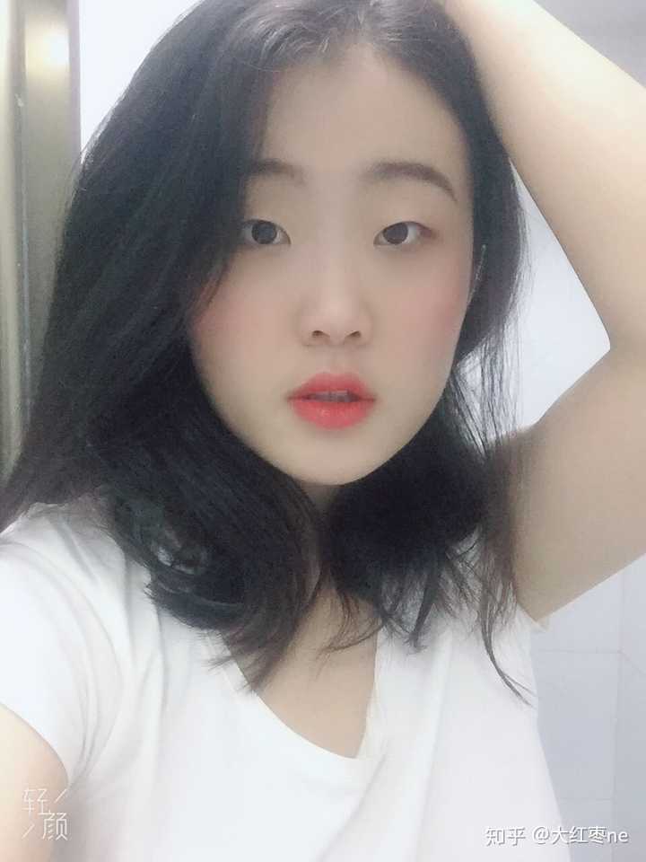 有没有那种单眼皮小眼睛塌鼻梁厚嘴唇但还挺好看的女生?