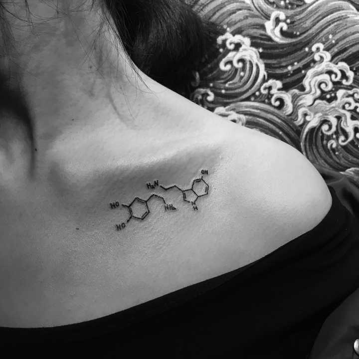 第一个纹身在锁骨,是多巴胺和血清素的化学式