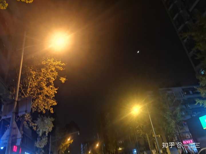 周二晚上散步女票拿我手机拍的