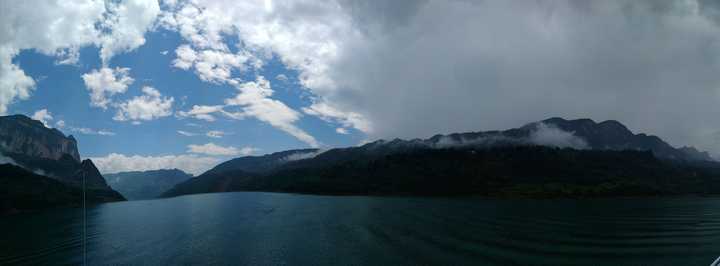 当时下了场大雨 拍到了半是晴天半雨天的景像 很美 很幸运