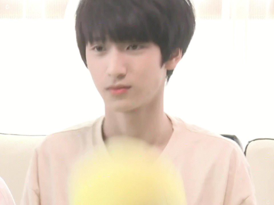 爱奇艺尖叫之夜的《全校通报》和腾讯音乐娱乐盛典的《无尽的冒险》