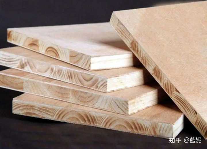 密度板  又称纤维板,以木质纤维或其他植物纤维为原料施胶制成.
