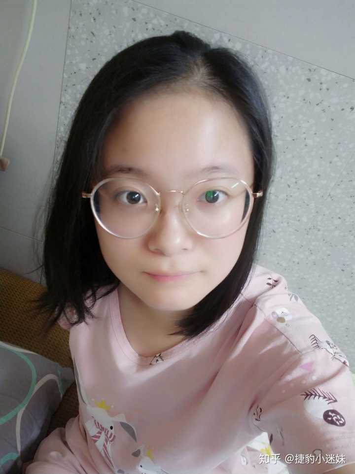 这是初步美颜,就加个磨皮瘦脸啥的,我很少拍照(因为长得丑)然后,就