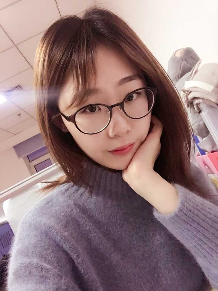 戴眼镜的女孩怎样自拍好看?