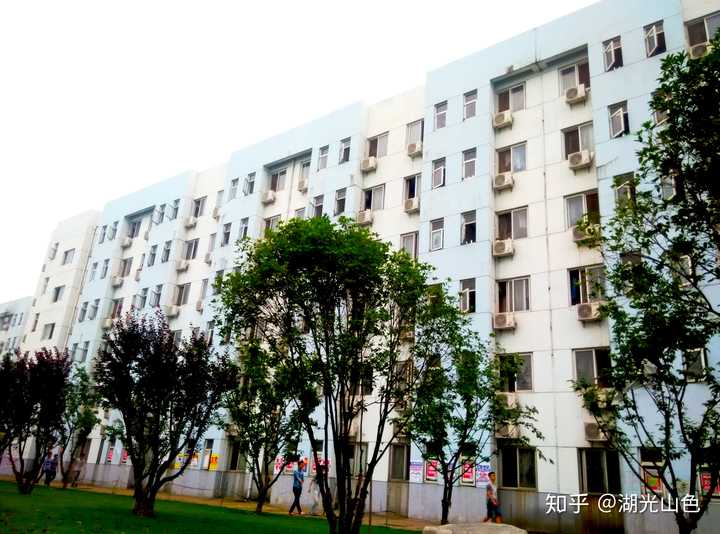 武昌理工学院的宿舍条件如何?校区内有哪些生活设施?
