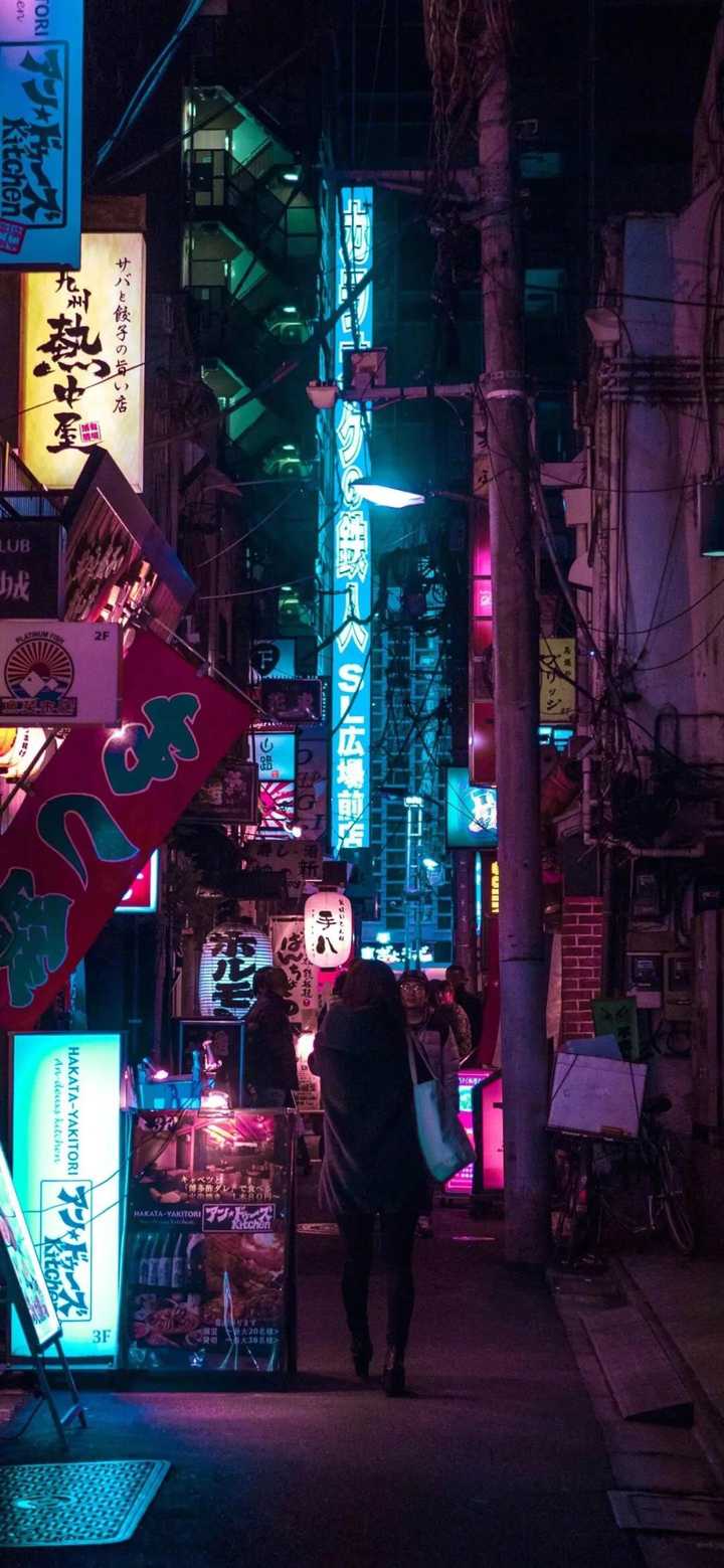 手机里刚刚好有这类壁纸,日本街道背景的壁纸我挺喜欢的,画风干净