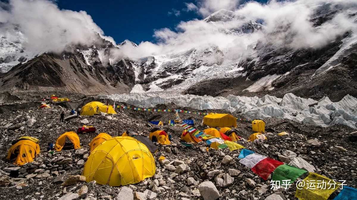 位于尼泊尔境内的珠穆朗玛峰大本营已有至少17名登山者确诊感染新冠