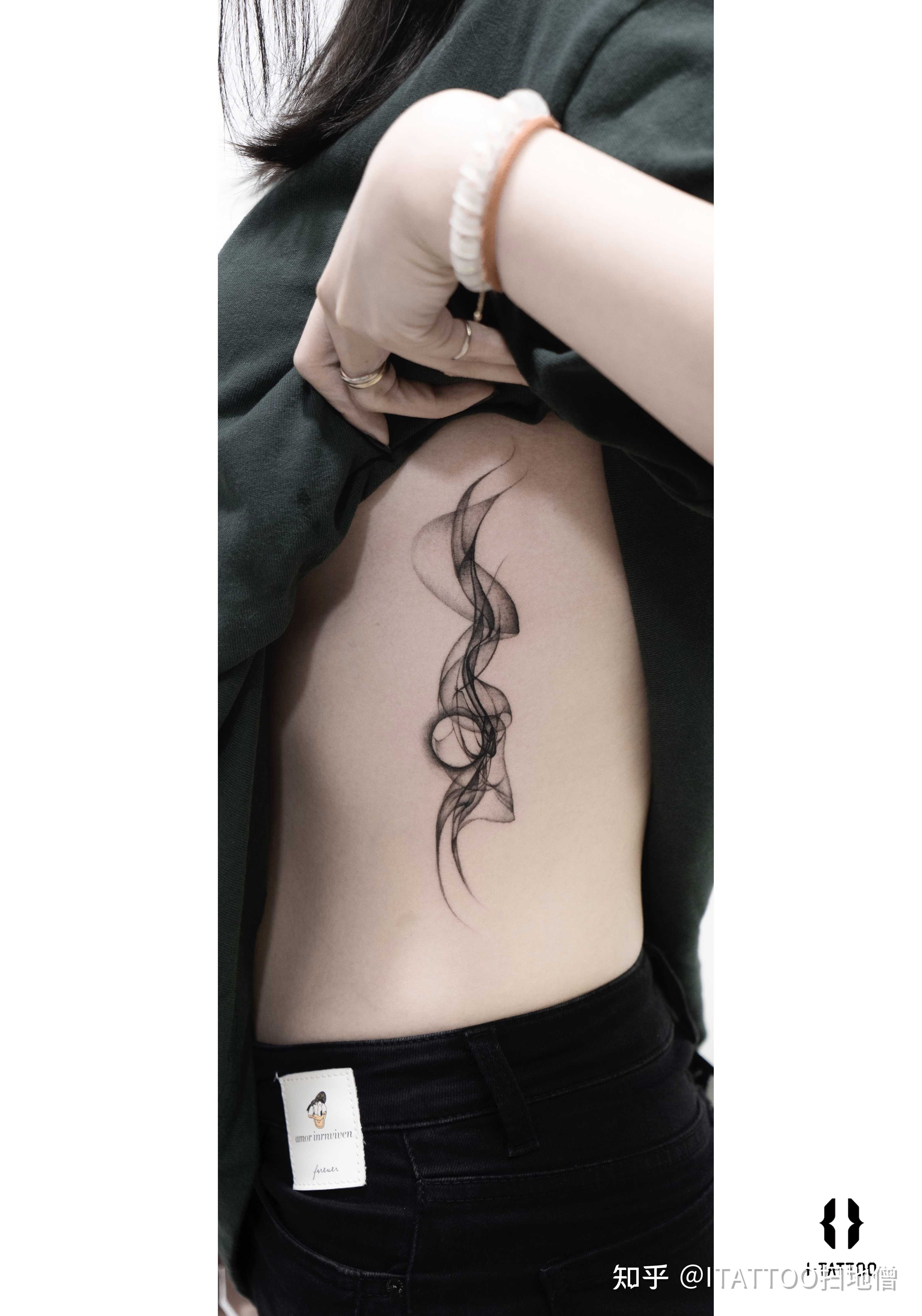 itattoo扫地僧 的想法: 烟雾缭绕 #抽象纹身# #纹身设计# #上海纹