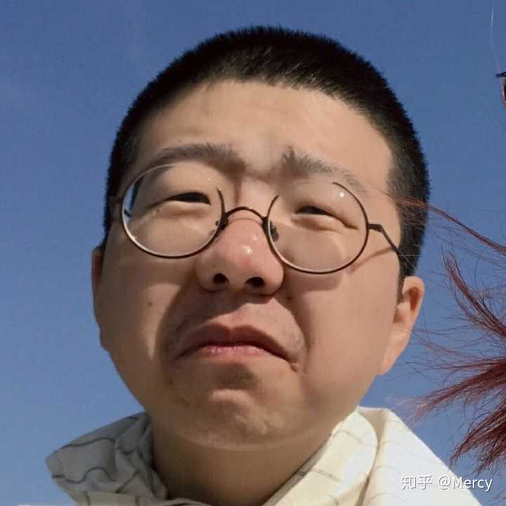 上次看这个问题  有一个回答说用的李诞的照片当头像  呐 就是它