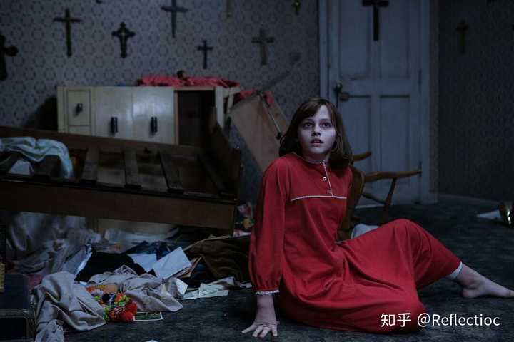 一个安静的房间里,一个洋娃娃躺在椅上晃动椅子,椅子晃动的吱吱声