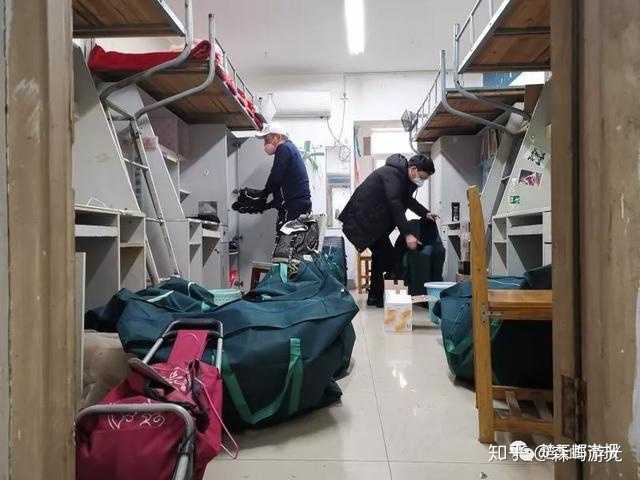 图为江汉大学 对学生寝室进行物品清理,装袋,编号,集中封存