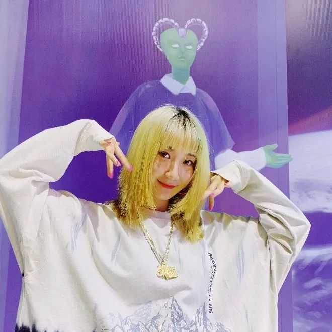 大家有没有乃万的壁纸分享一下(跪求)?