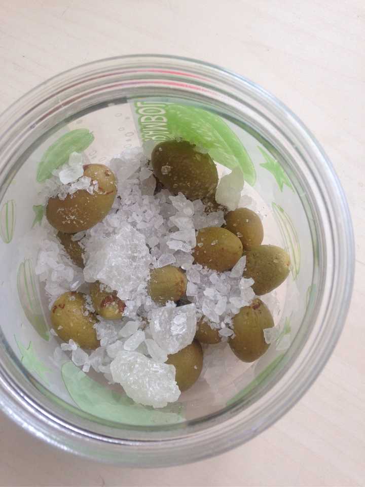 拿个玻璃罐,一层冰糖一层橄榄,铺在罐子里. 然后,是倒入白米醋
