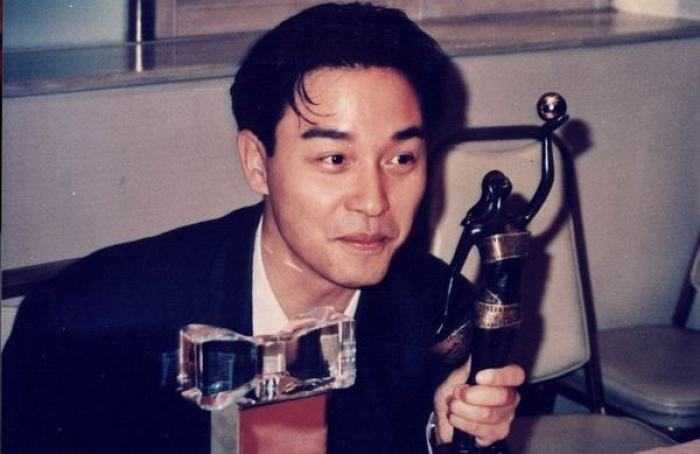 在香港读书的时候,潮流青年们开始流行长发, 张国荣作为一名站在时代
