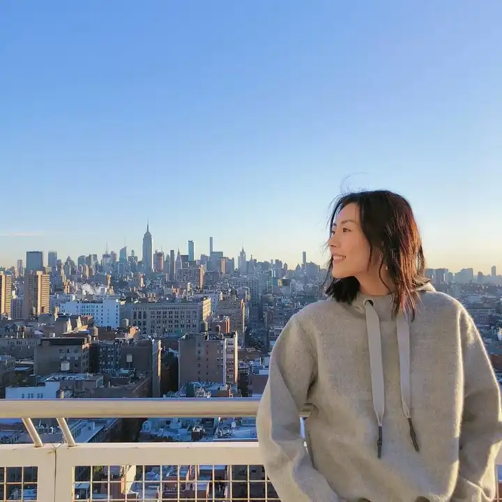 有哪些适合一个人旅游拍照的姿势?