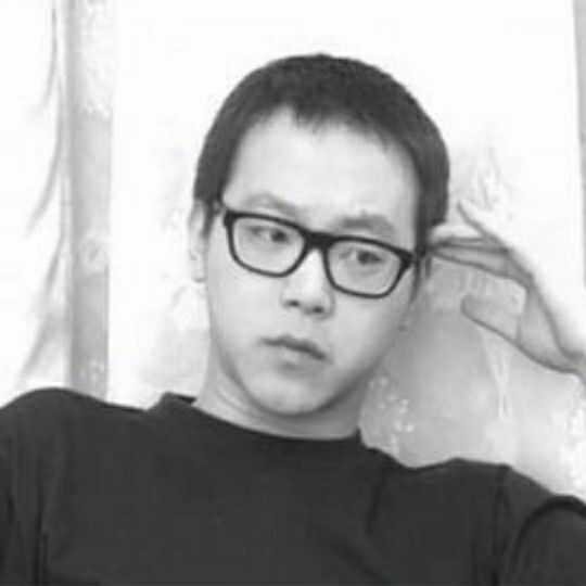 偶然间看到窦唯年轻时的演出,真的一眼就惊艳到了
