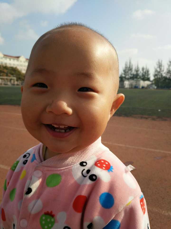 小孩子的笑容总是让人感到很美好.