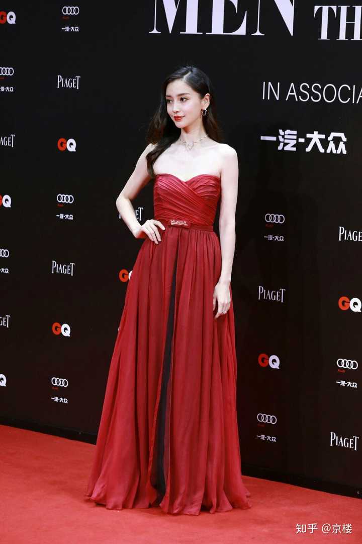 大家有存的让你觉得惊艳的女明星礼服图吗?