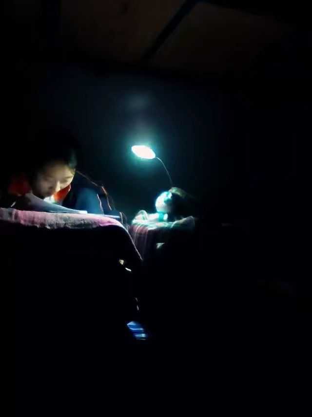 (放一张挑灯夜读的舍友,此舍友现在还和我一个学校,人超好的～我们还