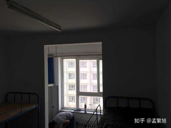 然后登场的是燕山大学的研究生宿舍,六人间,上下铺,可能是比你们好一