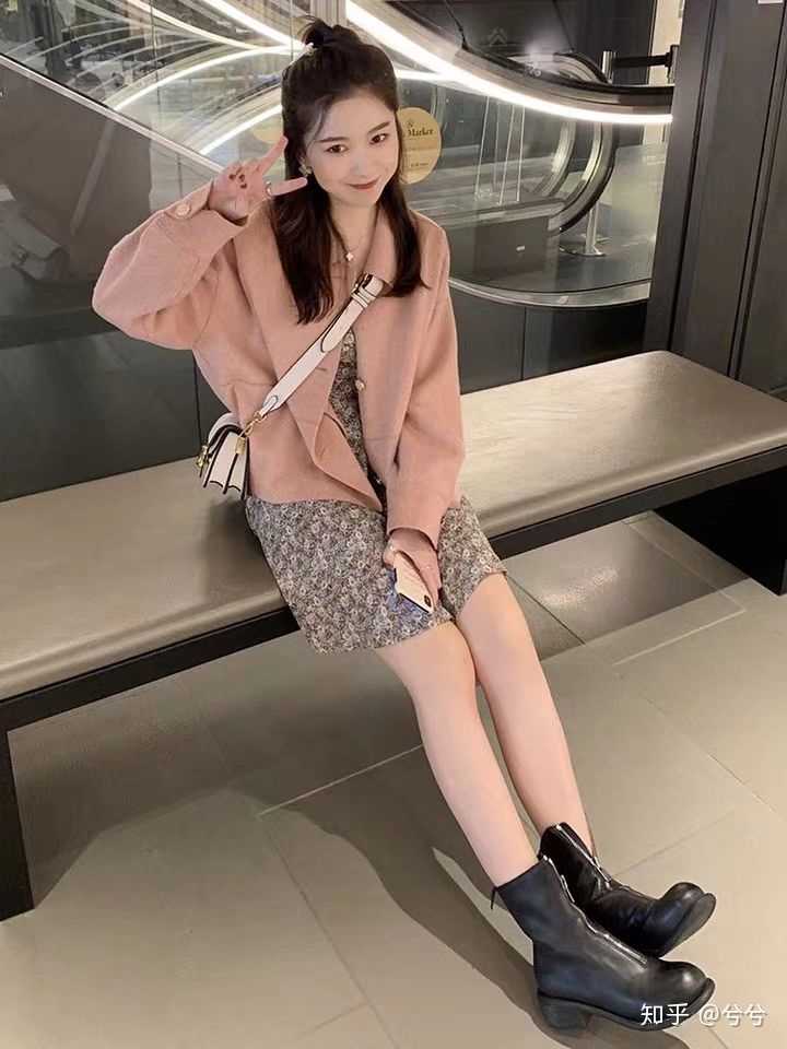 高中生适合穿什么颜色的马丁靴,该如何搭配?