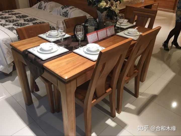红胡桃木本色家具也一点稍微泛红,像海棠木,和桃花芯木也很相似.