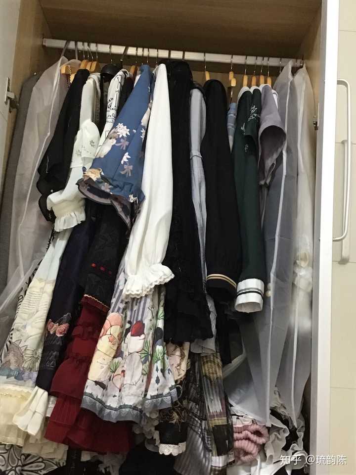 请问各位汉服娘lo娘jk你们的汉服lolitajk制服是怎么放衣柜的是挂起来