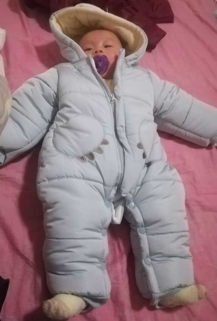 新生儿穿厚的衣服,胳膊拉不开怎么办?
