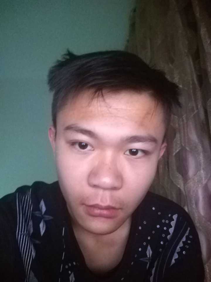 唉╯﹏╰不就是我吗……高三学生一枚,不过还有额头大,眉骨高各种奇形