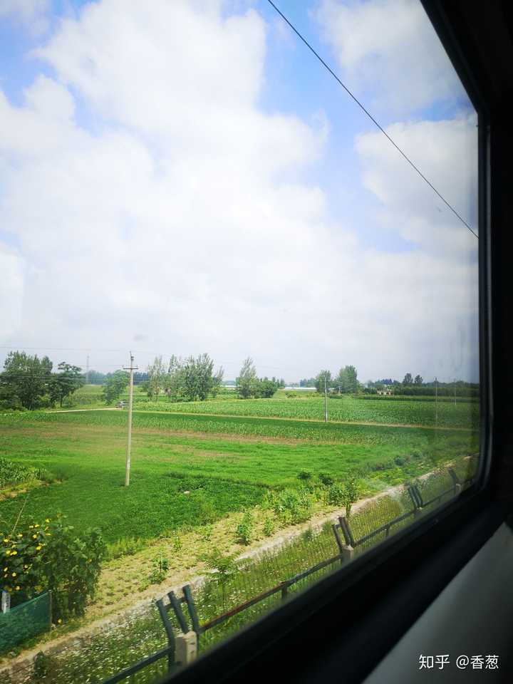 一个人的火车 ,还好是在窗边,突然就发现,喜欢摄影的人,哪怕是自己