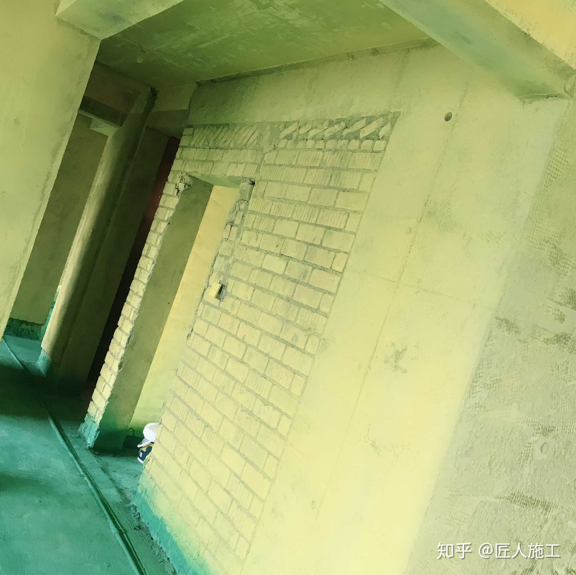 墙固,拿着图纸守着小哥放样,大中午的大家都饿了吧辛苦了现在还在工地
