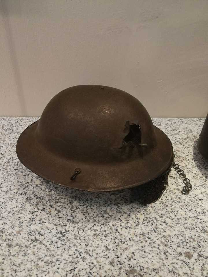 英国1917年被打穿的mk1钢盔