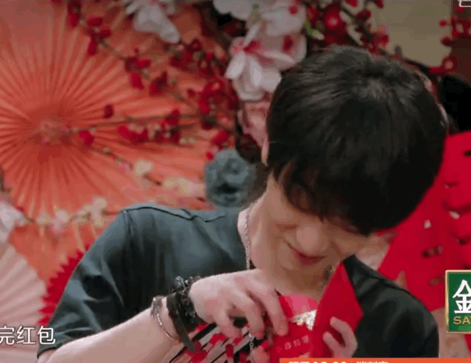 宝藏歌迷群体,表白我大哥还有各位沙雕et 评论里有宝宝问花花没有锁骨