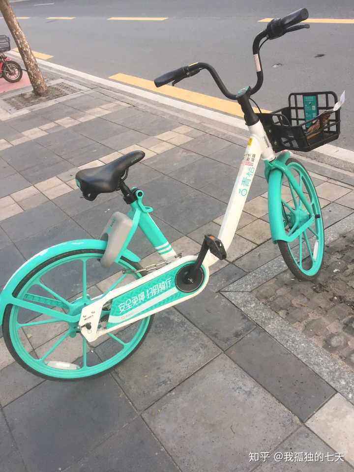 急用共享单车时,看到附近唯一一辆共享自行车——青桔自行车,还被