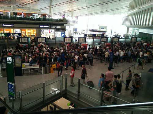 日北京首都机场的失误,让家长带未购票的孩子登机,导致全机乘客下飞机