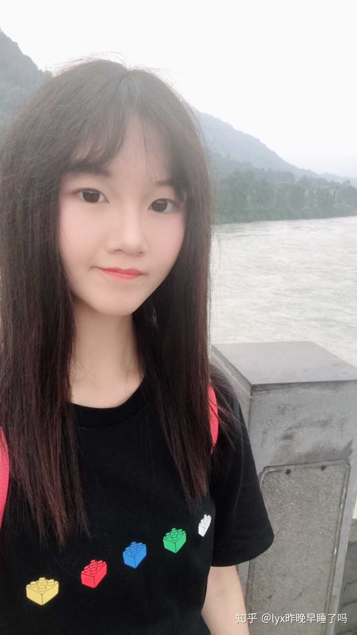 (b612咔叽,只有一个柔光滤镜和瘦脸) 出去旅游自己与景区的自拍.